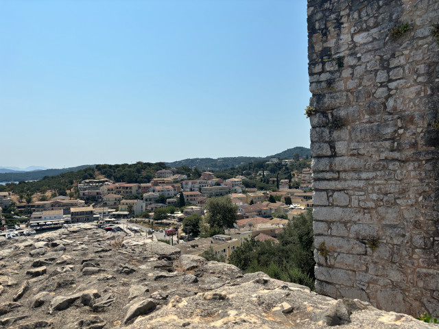 V v pevnosti a pohled na Kassiopi